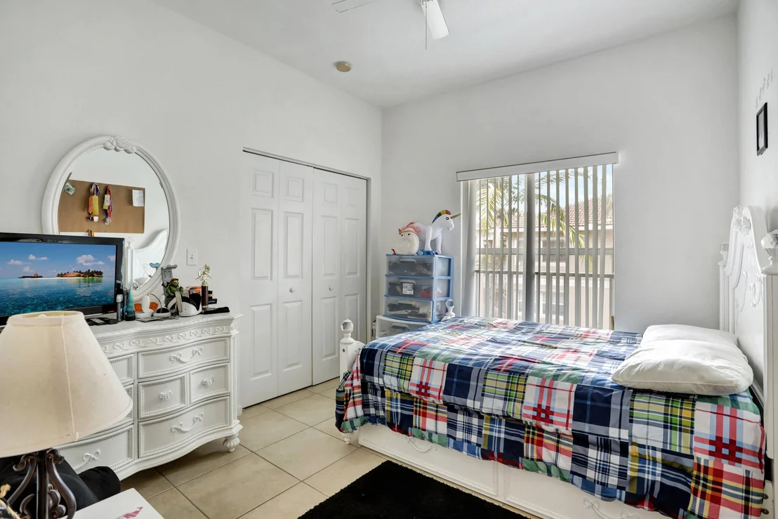 Photo of Unit 301 at 2901 Riverside Drive