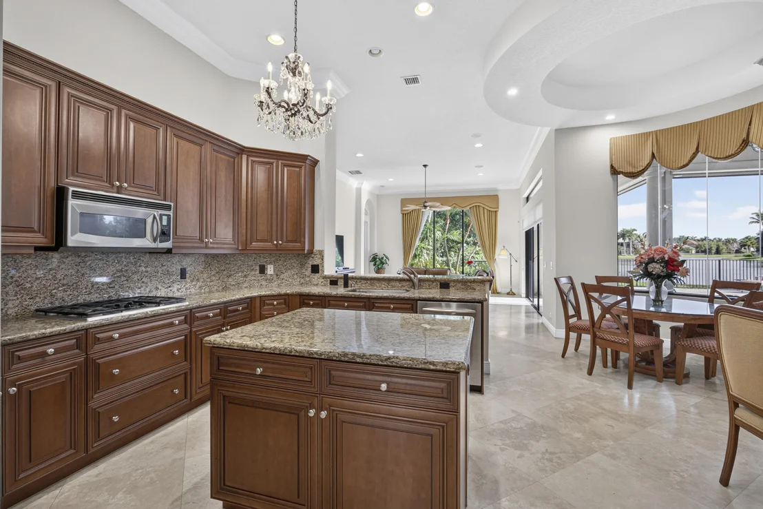 Photo of 10715 Versailles Boulevard