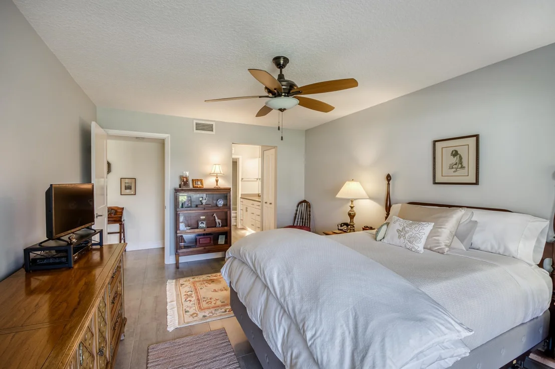 Photo of Unit E at 901 Pinecrest Circle