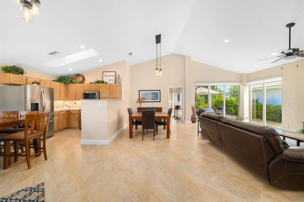 Photo of 930 Dickens Place