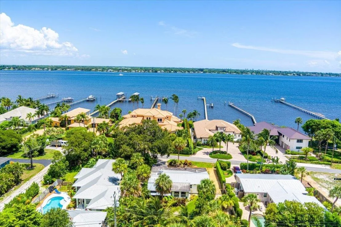 Photo of 804 SE Riverside Drive