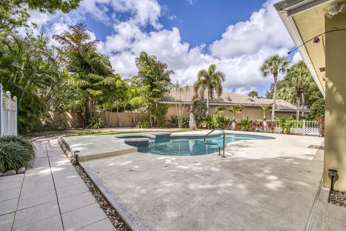 Photo of 190 S Hampton Drive