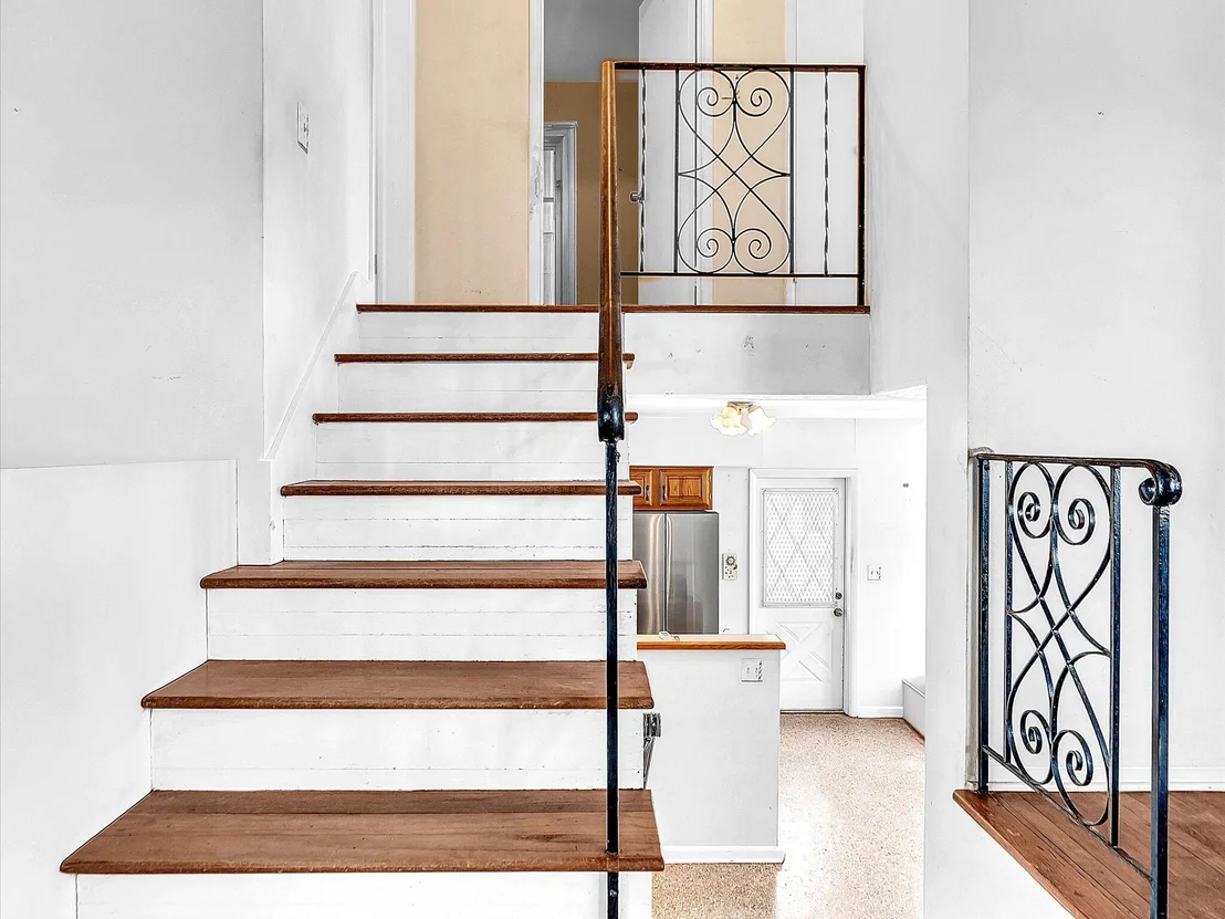 Photo of 702 S RIVERSIDE Drive