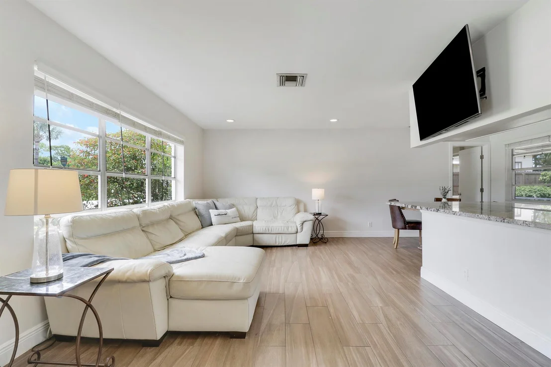 Photo of 612 Oak Ter Terrace