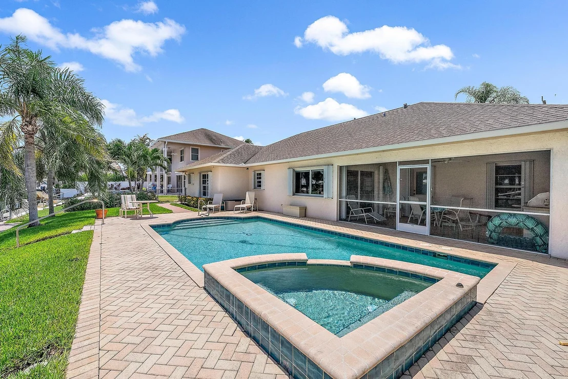 Photo of 925 Dolphin Drive