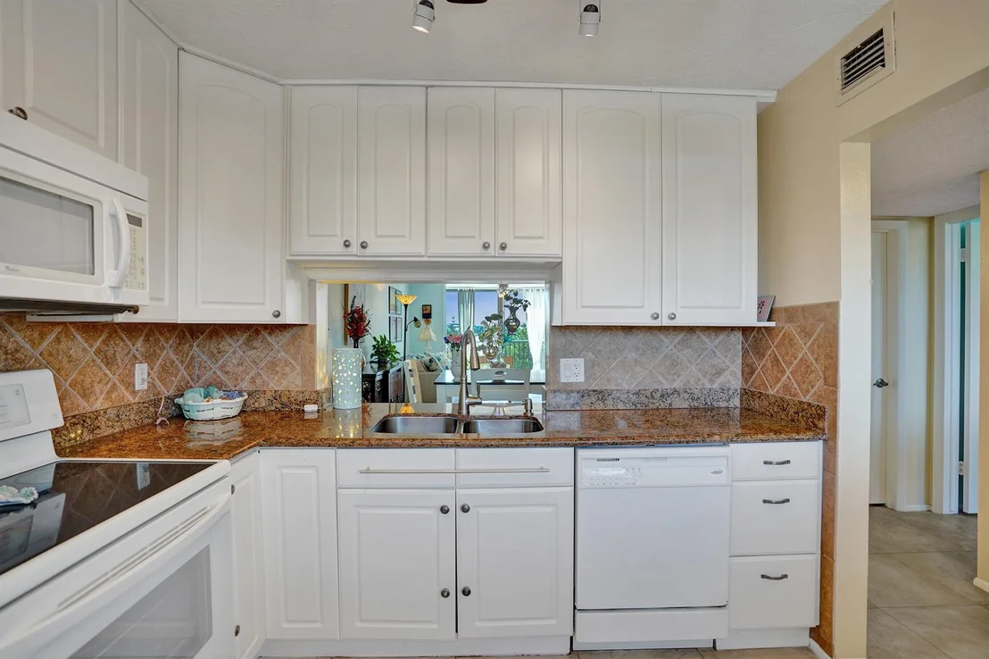 Photo of Unit UNIT405 at 2829 Florida Boulevard