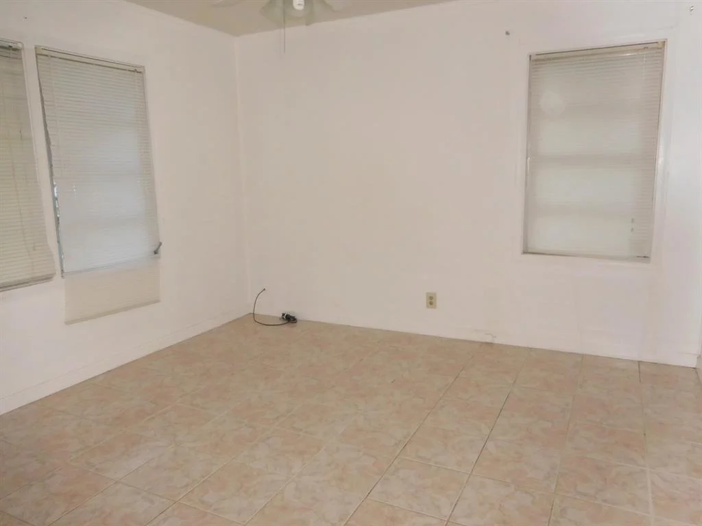 Photo of 830 Colonial Road