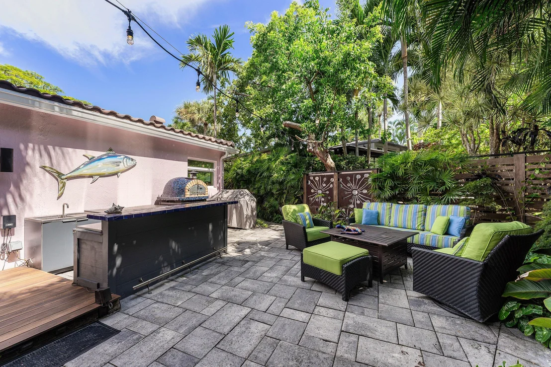Photo of 742 PARK Drive W