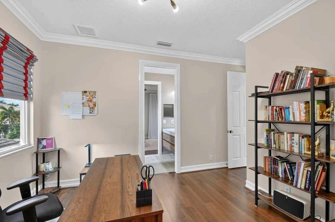 Photo of 718 Edgebrook Lane