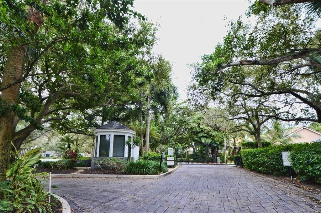 Photo of 2821 Hampton Circle W