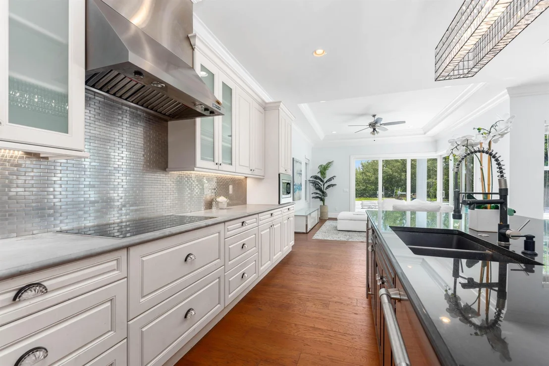 Photo of 202 E Riverside Drive