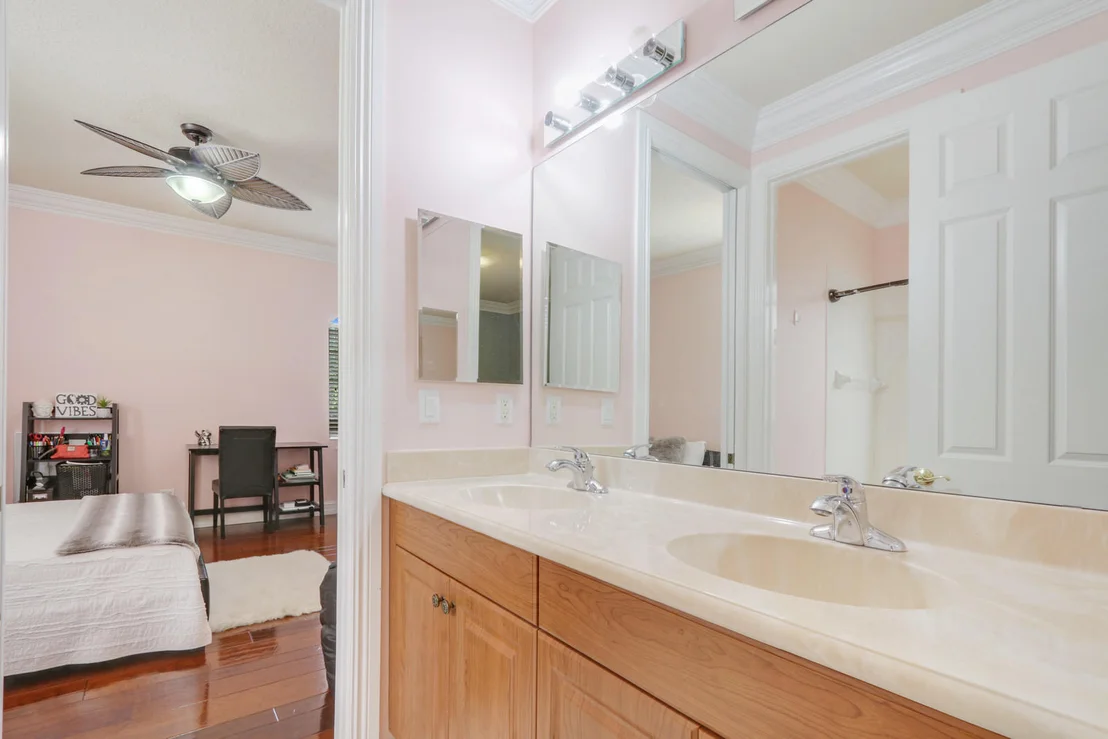 Photo of 533 Edgebrook Lane