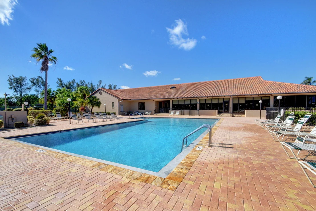 Photo of 7147 Le Chalet Boulevard