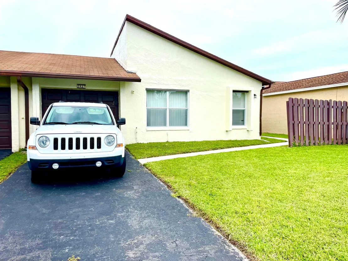 Photo of 5421 Mirror Lakes Boulevard