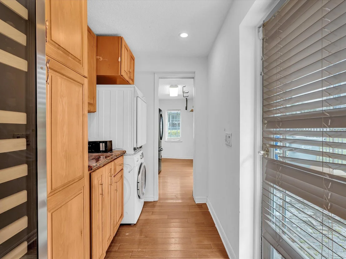 Photo of 518 N Riverside Drive