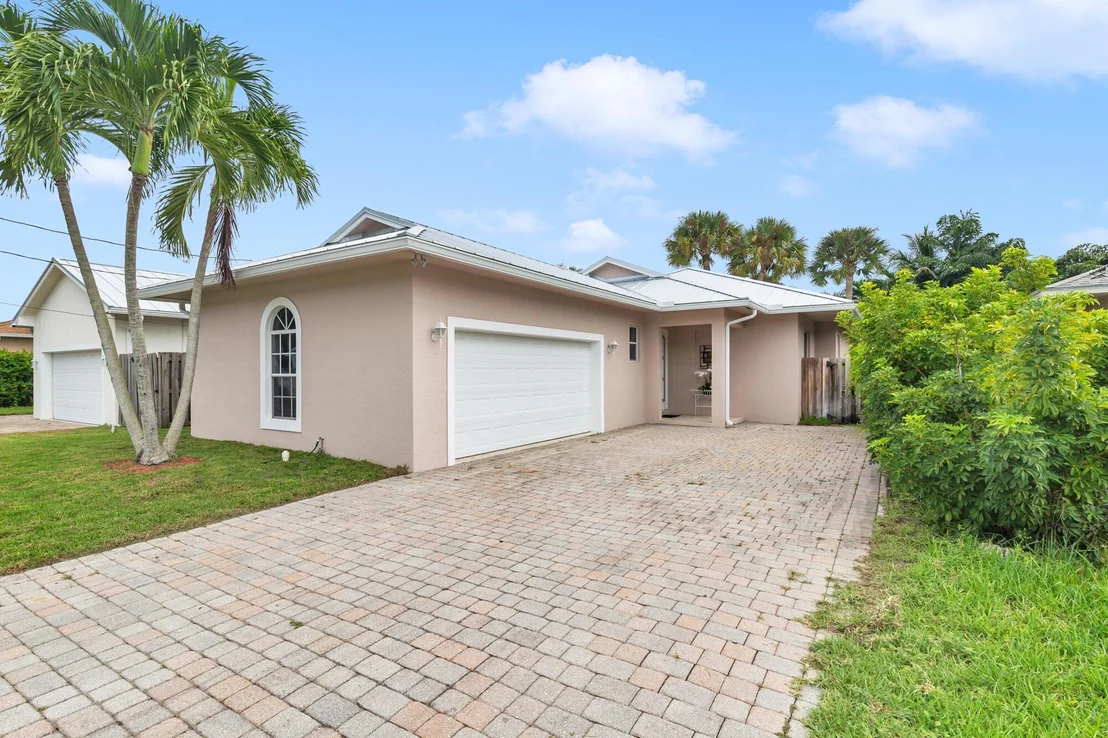 Photo of 17684 Cinquez Park Road W