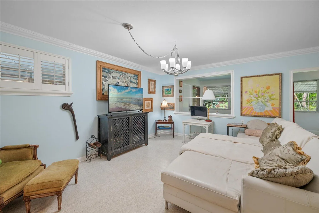 Photo of 117 E Riverside Drive