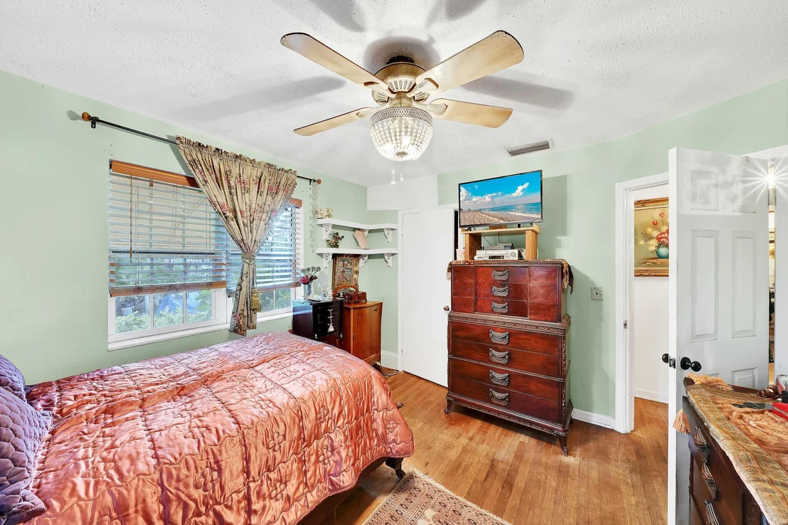 Photo of 910 Sylvan Lane