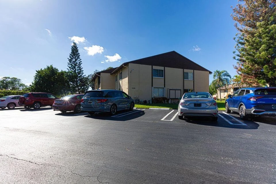 Photo of Unit D2 at 308 Pine Ridge Circle