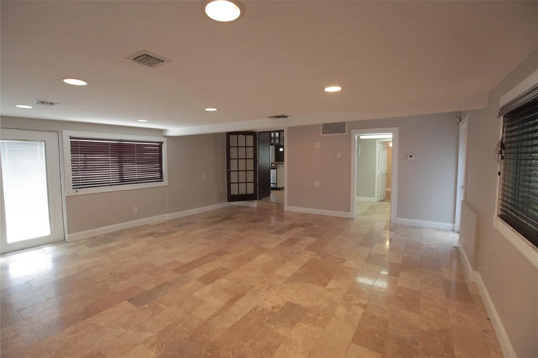 Photo of 305 Gulfstream Drive