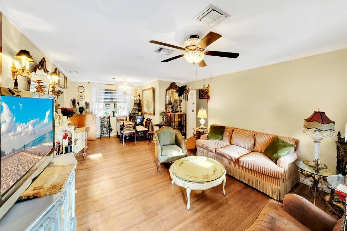 Photo of 910 Sylvan Lane