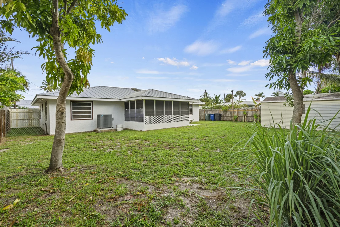 Photo of 1915 Eucalyptus Avenue
