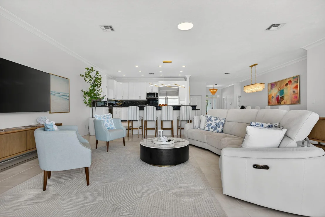 Photo of 513 S Riverside Drive