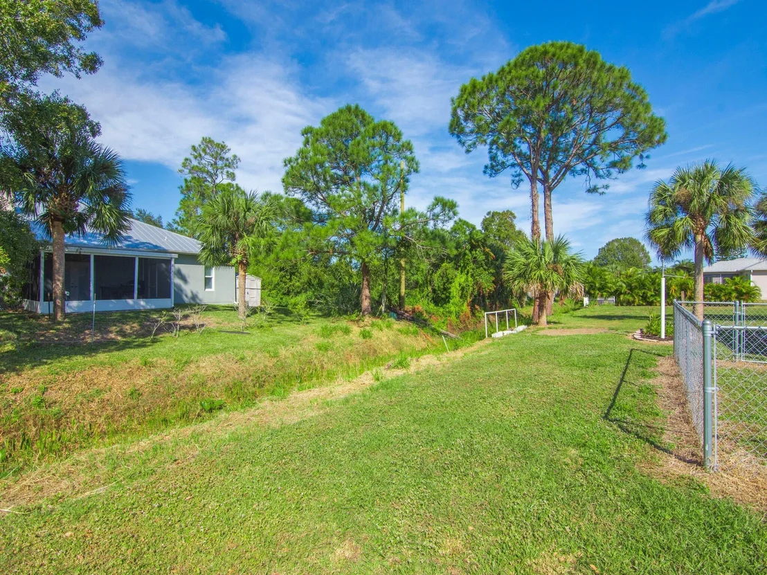 Photo of 825 Landsdowne Drive