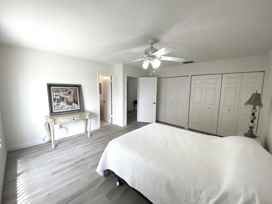 Photo of 5304 Mirror Lakes Boulevard