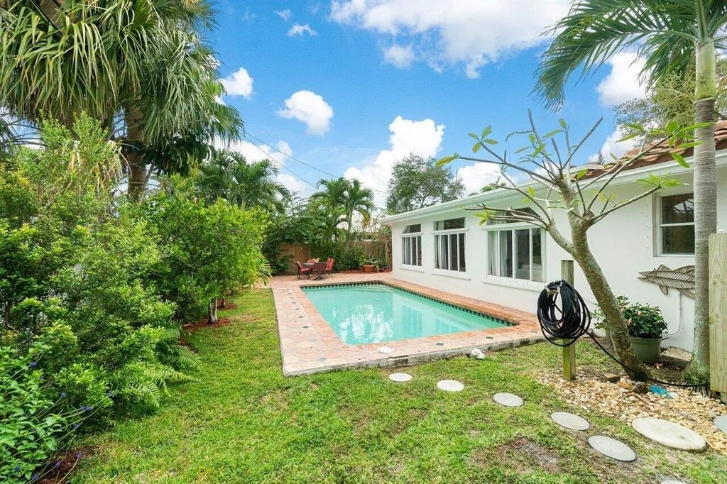 Photo of 827 NW 6th Drive