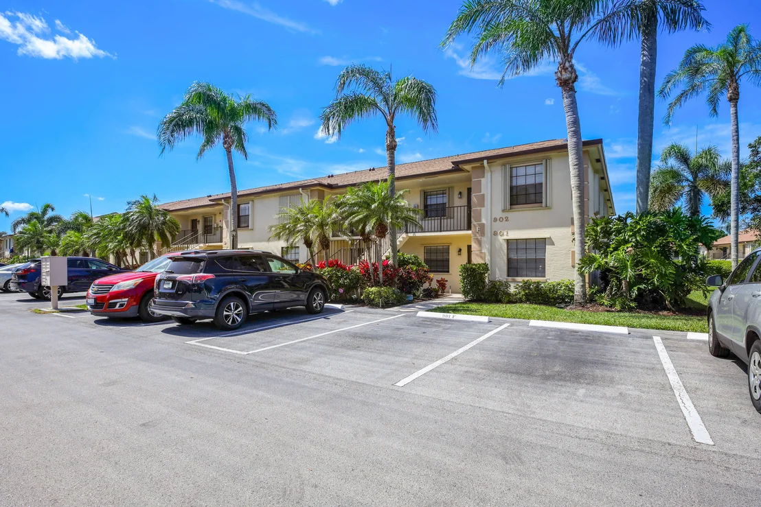 Photo of Unit F at 901 Pinecrest Circle