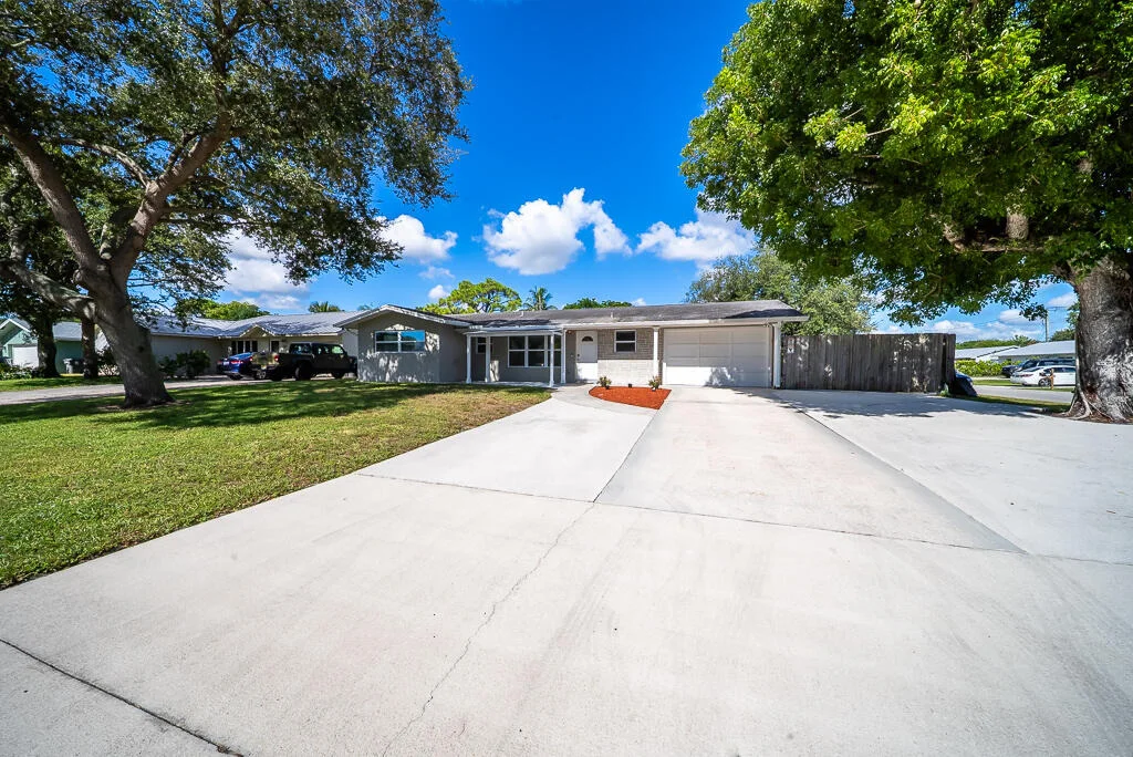 Photo of 425 Erie Drive