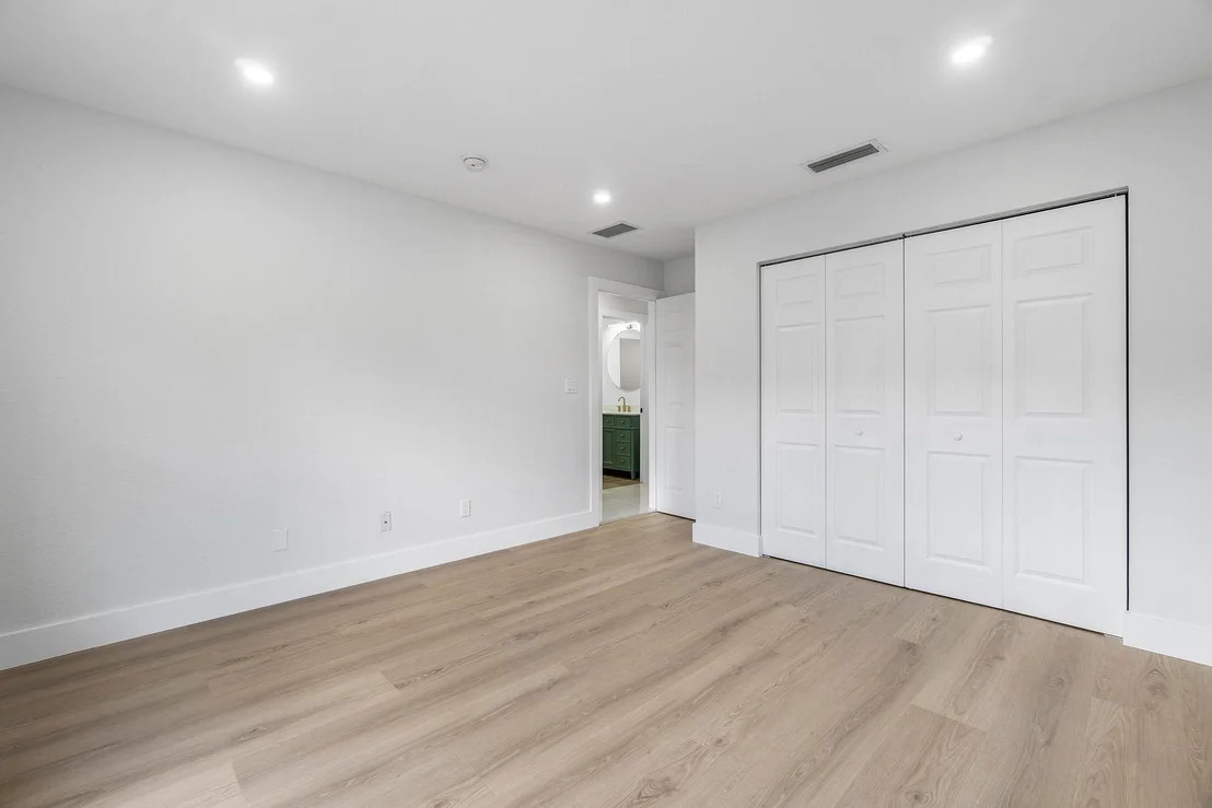 Photo of 4879 LINCOLN Road