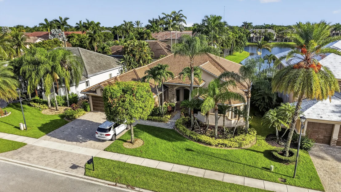Photo of 10715 Versailles Boulevard