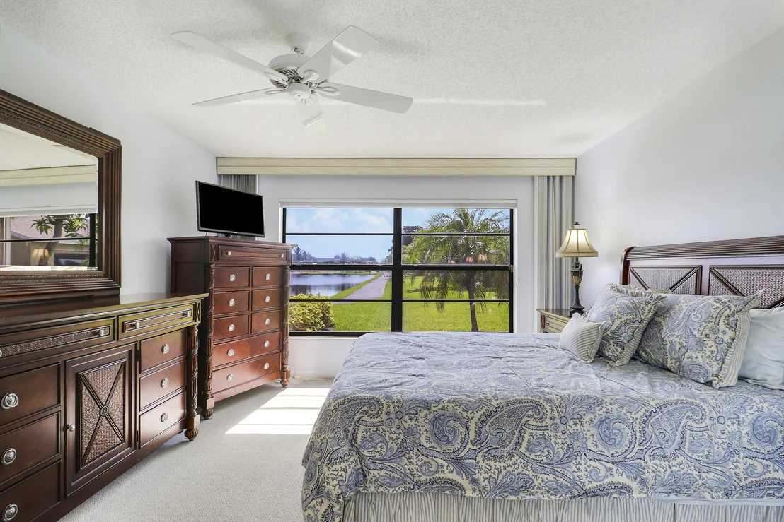 Photo of 5481 Mirror Lakes Boulevard