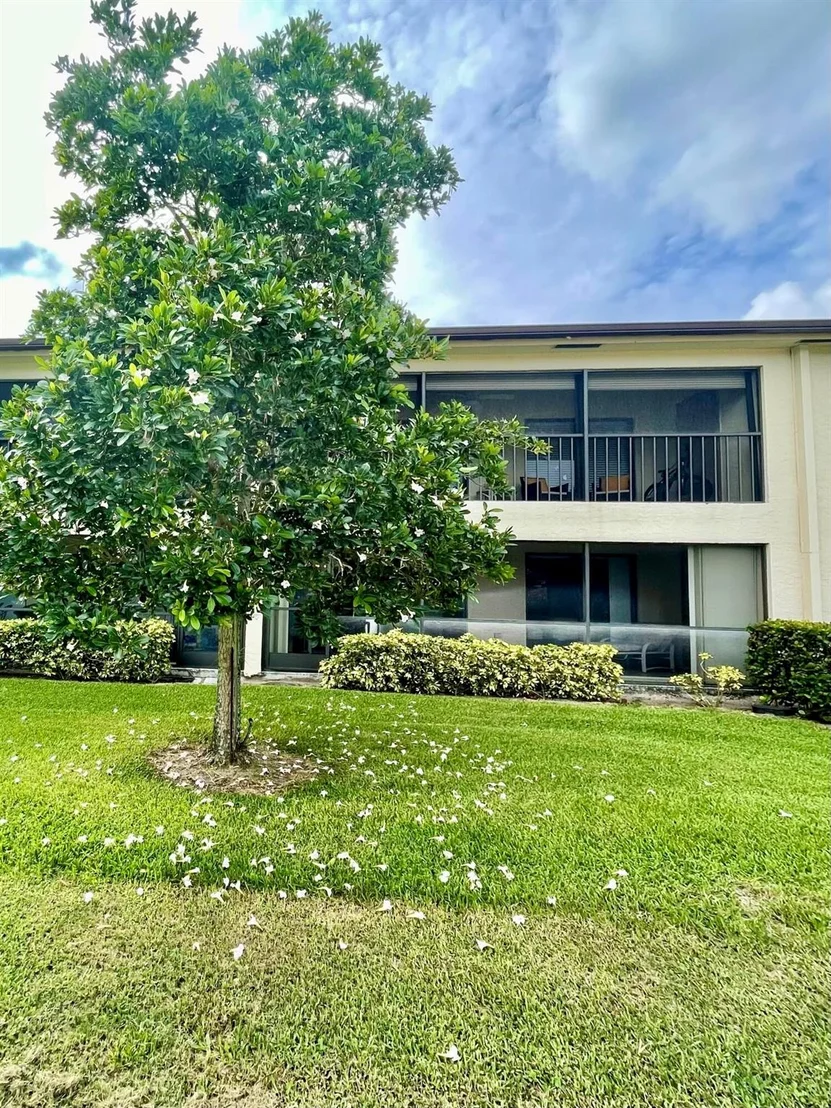 Photo of Unit E at 1501 Pinecrest Circle