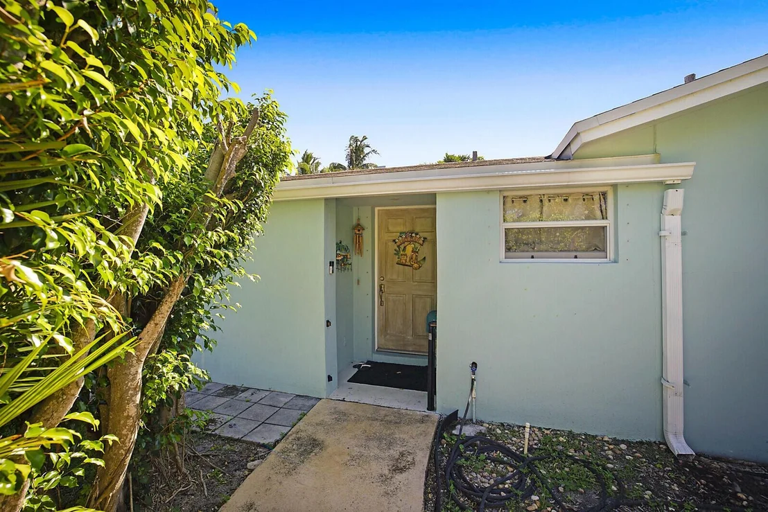 Photo of 391 W Riverside Drive