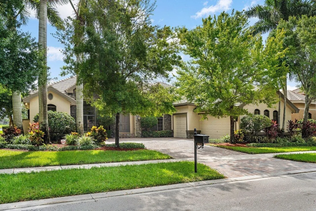 Photo of 10621 Versailles Boulevard