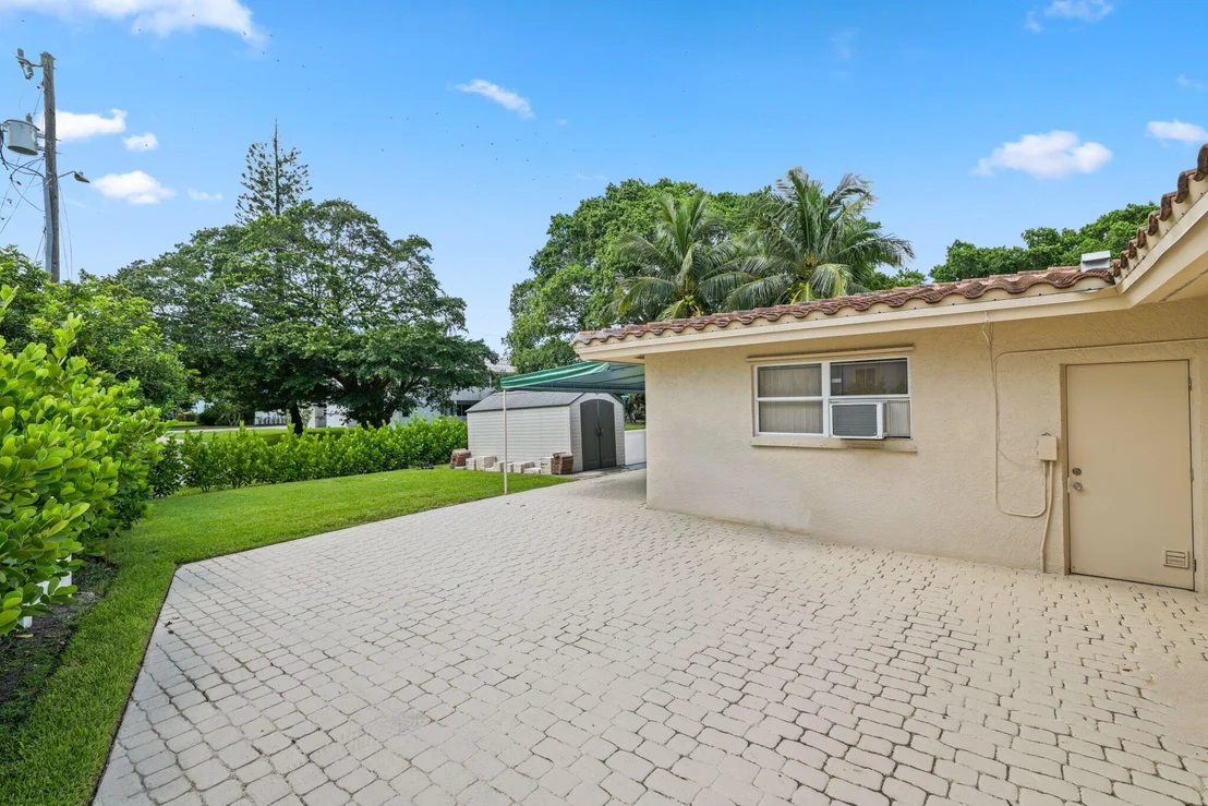 Photo of 910 Banyan Drive