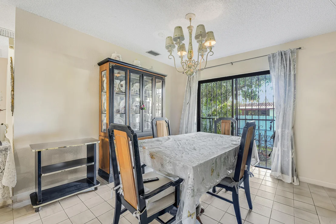 Photo of 2822 Summit Boulevard