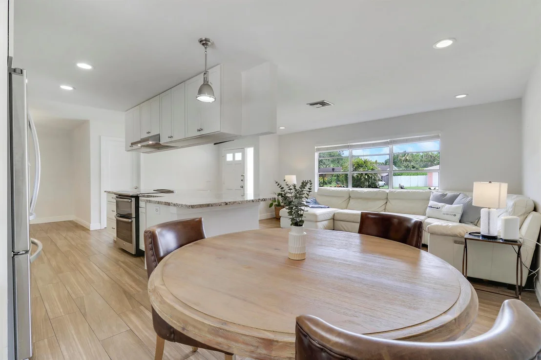 Photo of 612 Oak Ter Terrace