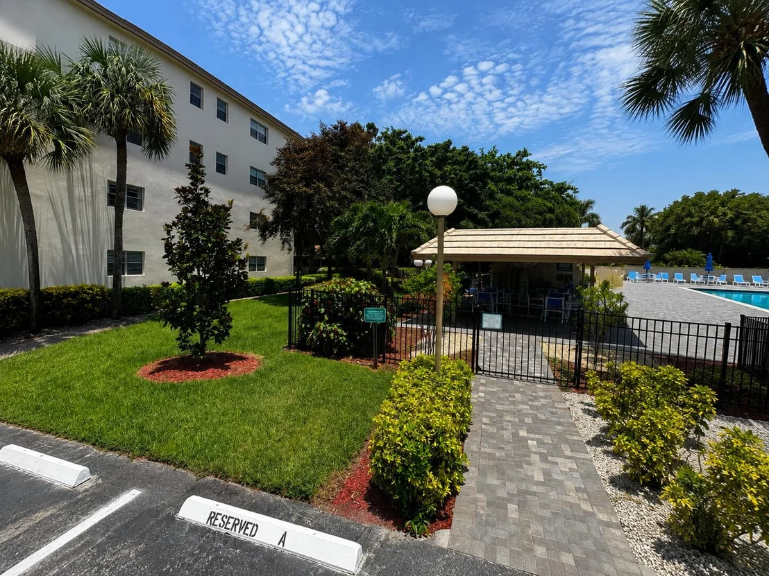 Photo of Unit F2 at 1901 Bermuda Circle