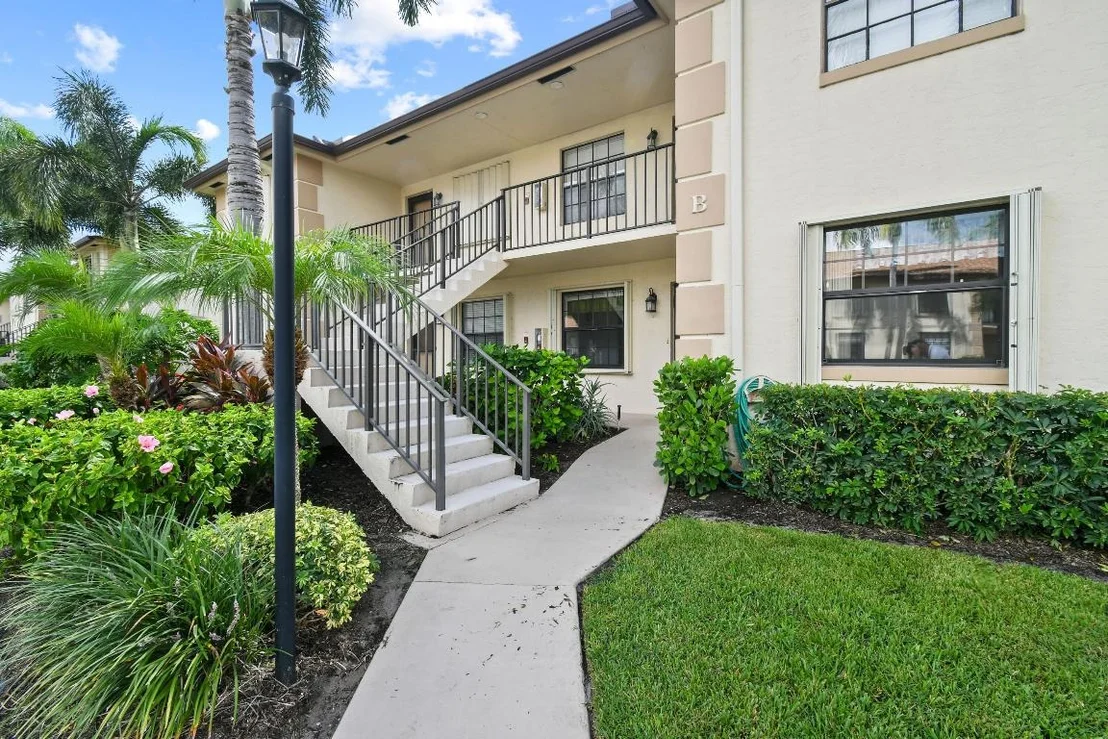 Photo of Unit B at 1001 Pinecrest Circle