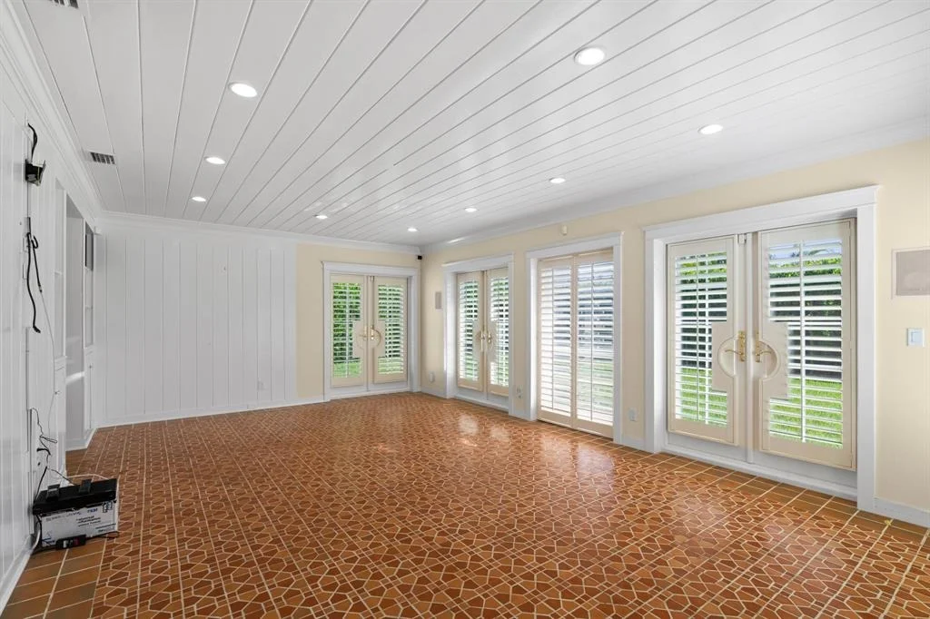 Photo of 322 Colonial Road
