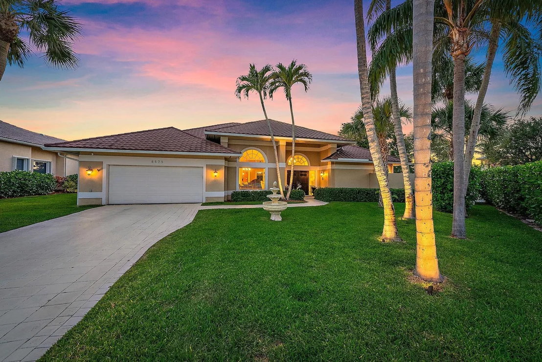 Photo of 8575 SE Water Oak Place