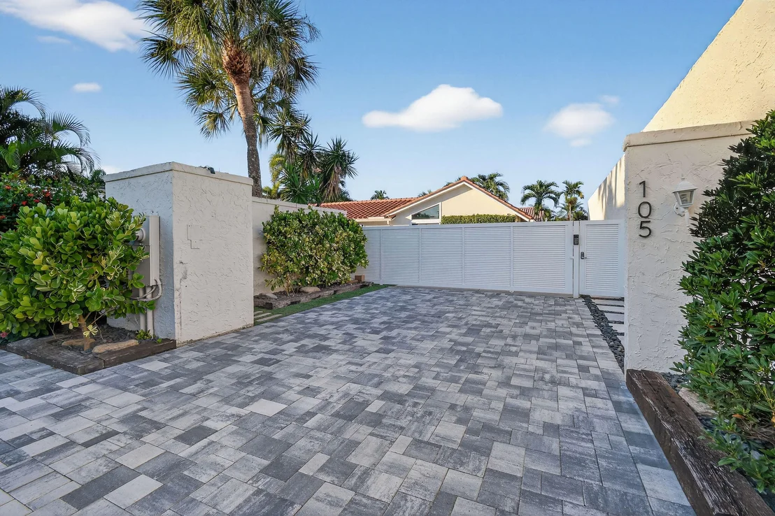 Photo of 105 W Tarpon Lane