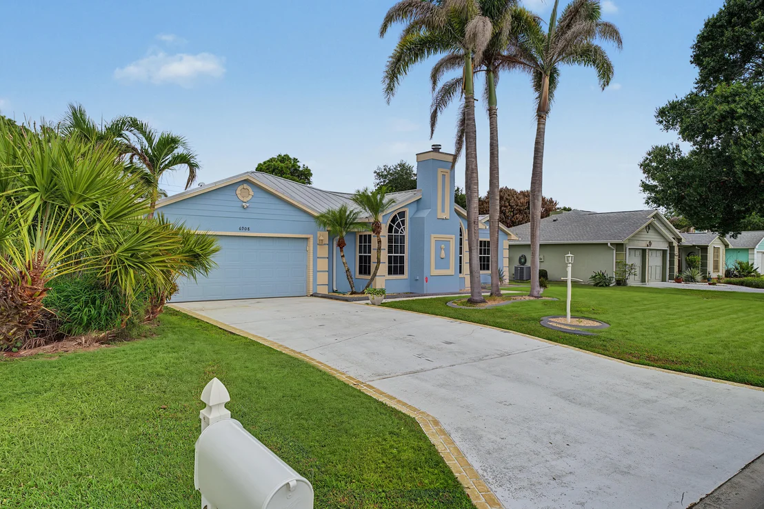 Photo of 6908 Bronte Circle