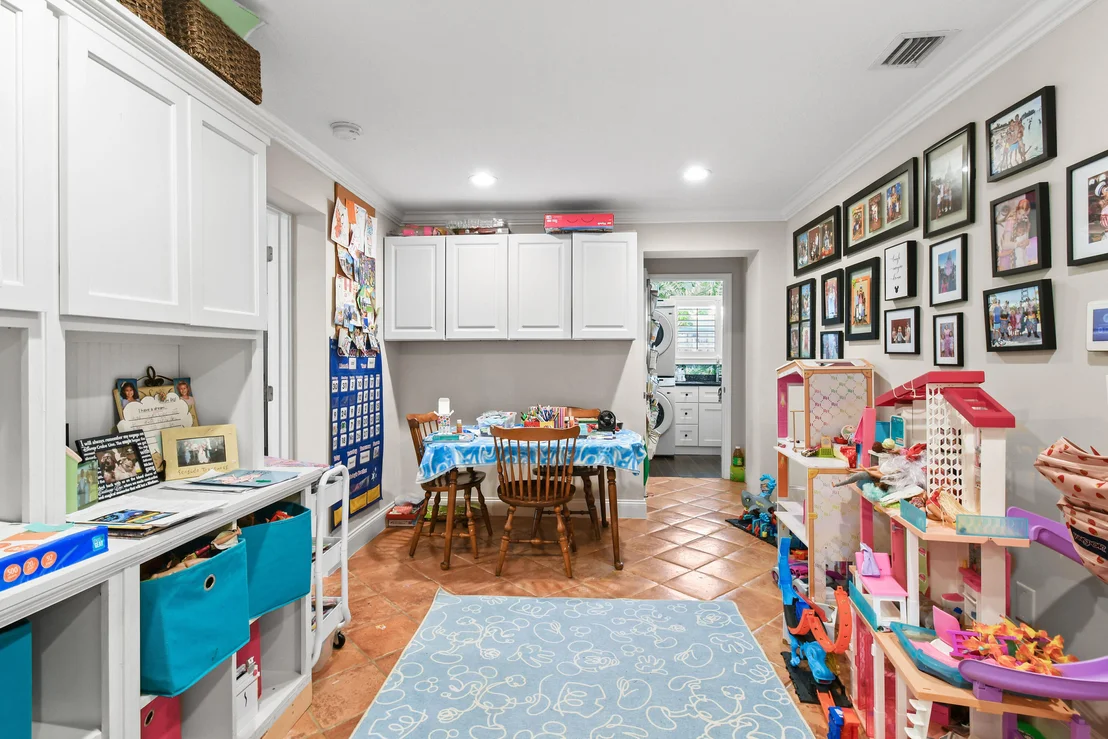 Photo of 106 Windsor Road E