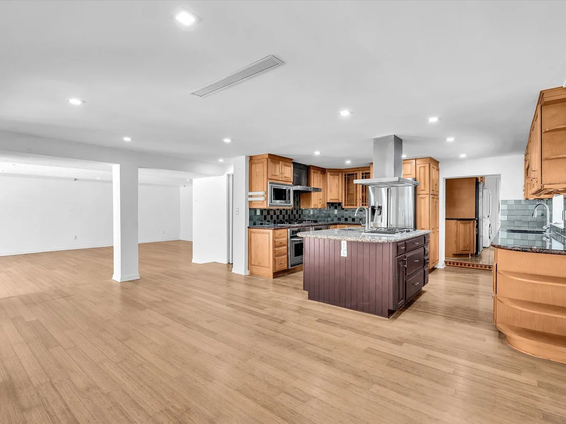 Photo of 518 N Riverside Drive