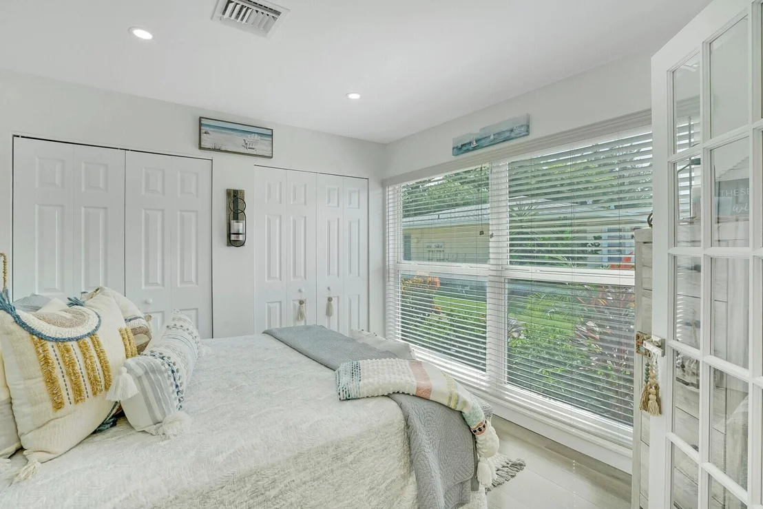 Photo of Unit B at 13734 Via Flora